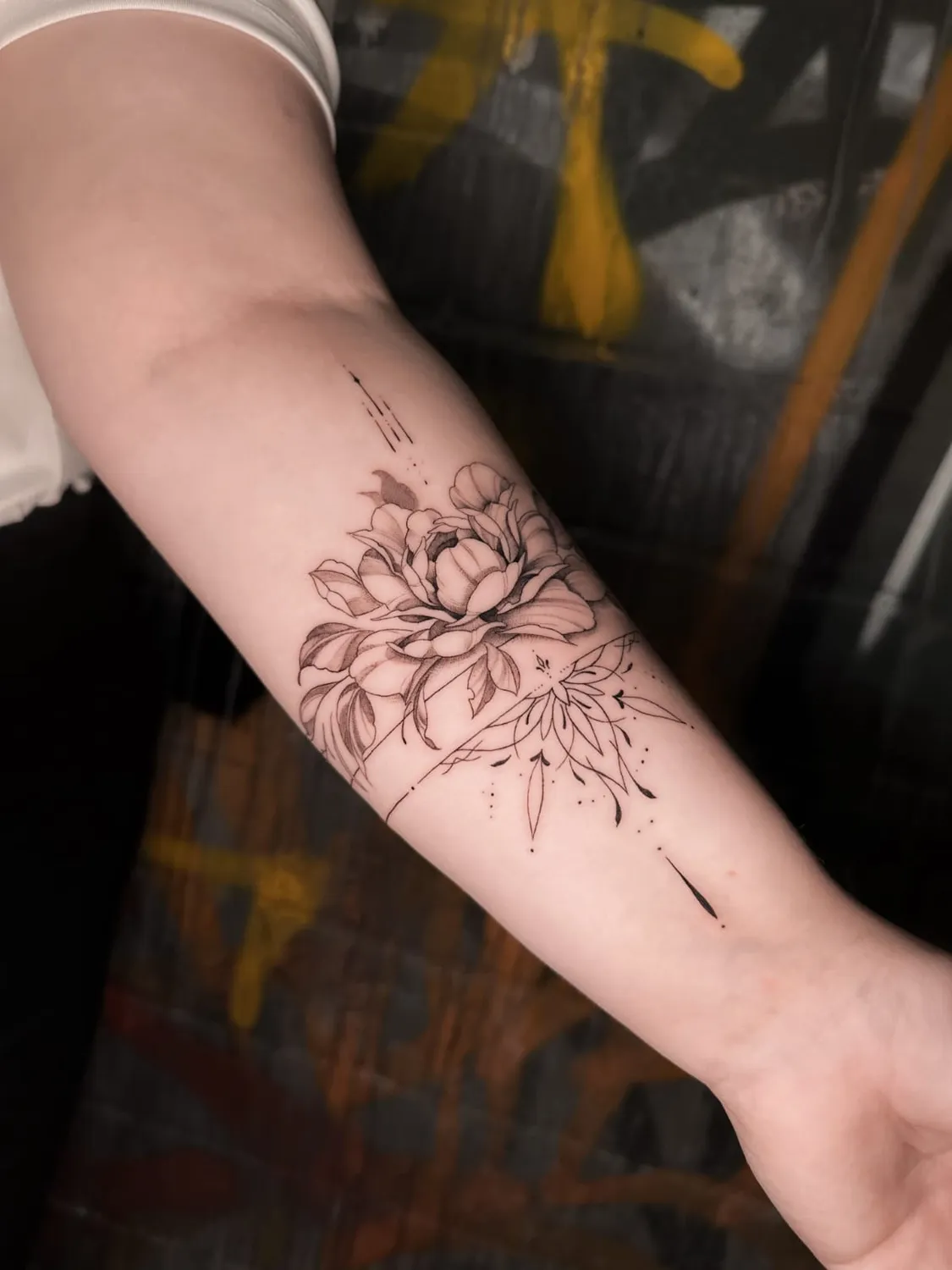 A Fleur de Peau - Professionelles Tattoo Studio - Tätowierung am Arm einer Person
