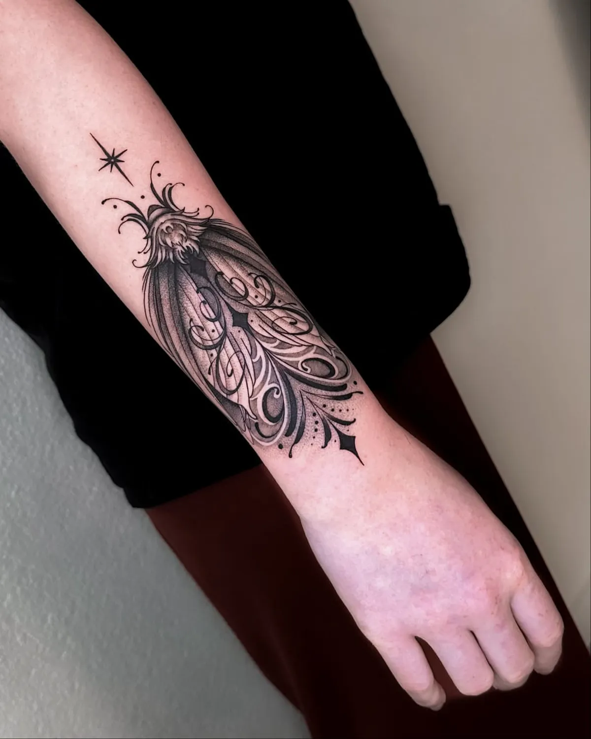 A Fleur de Peau - Professionelles Tattoo Studio - Tätowierung am Arm einer Person
