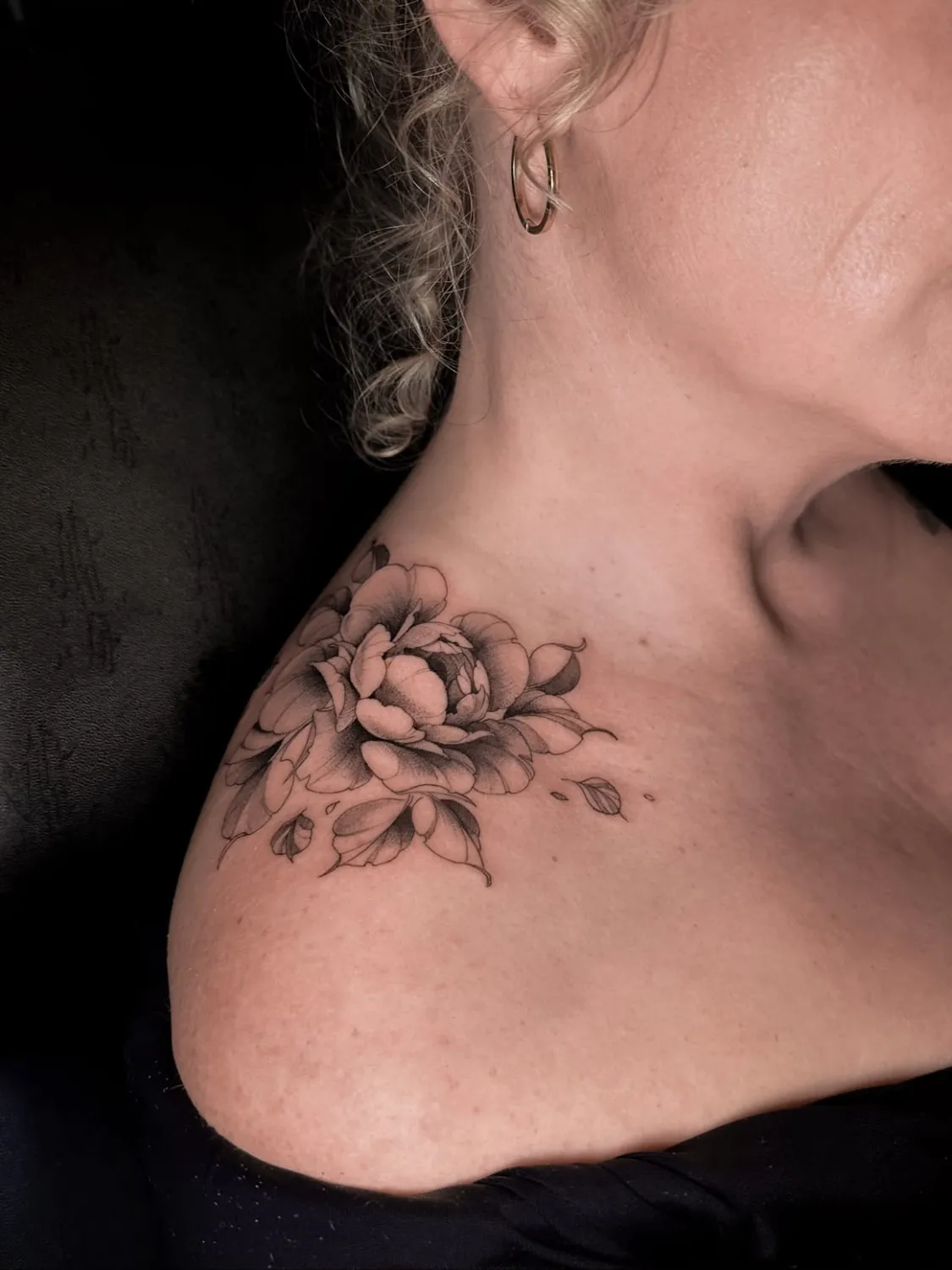 A Fleur de Peau - Professionelles Tattoo Studio - Tätowierung am Arm einer Person