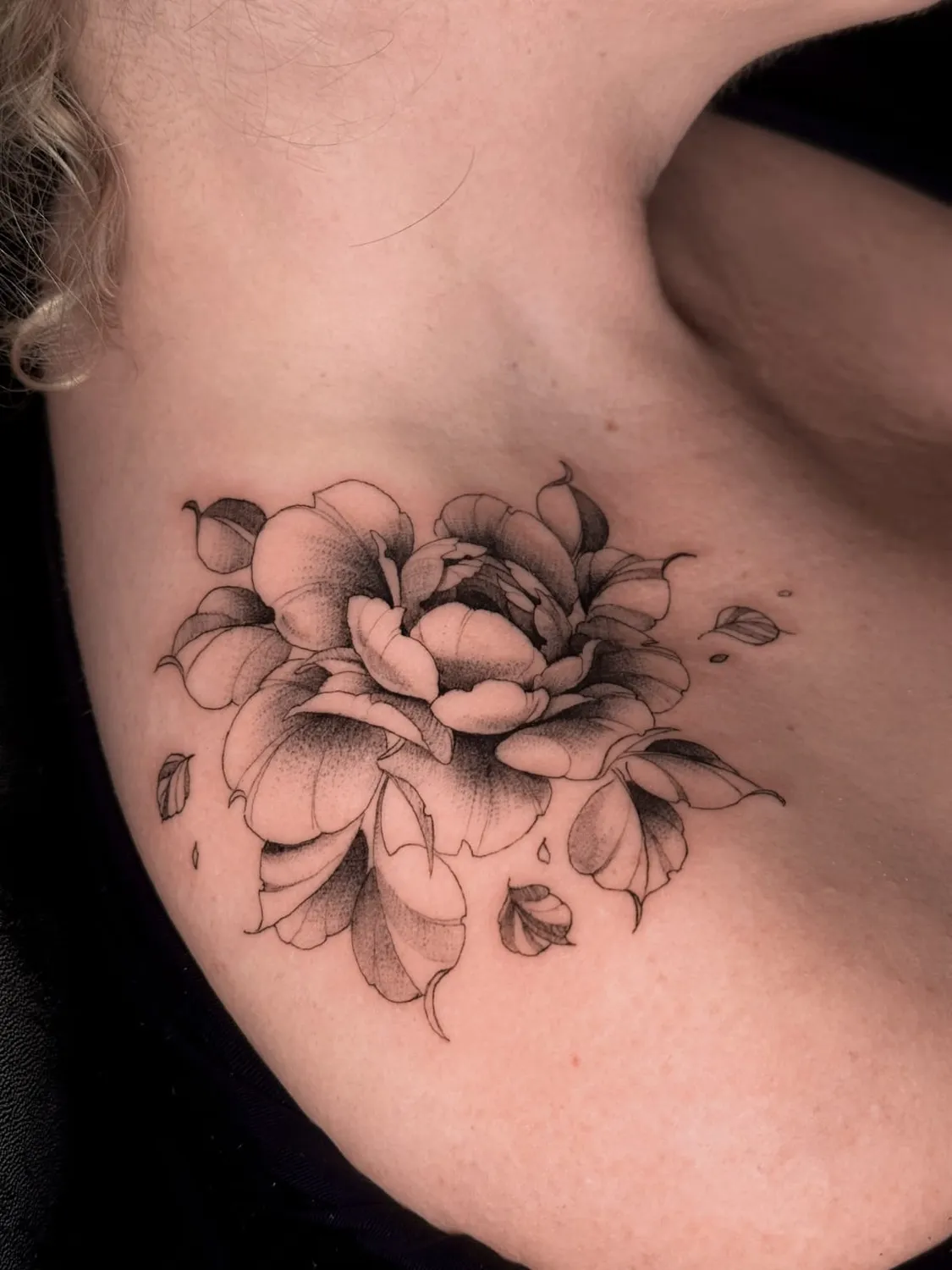 A Fleur de Peau - Professionelles Tattoo Studio - Tätowierung am Arm einer Person