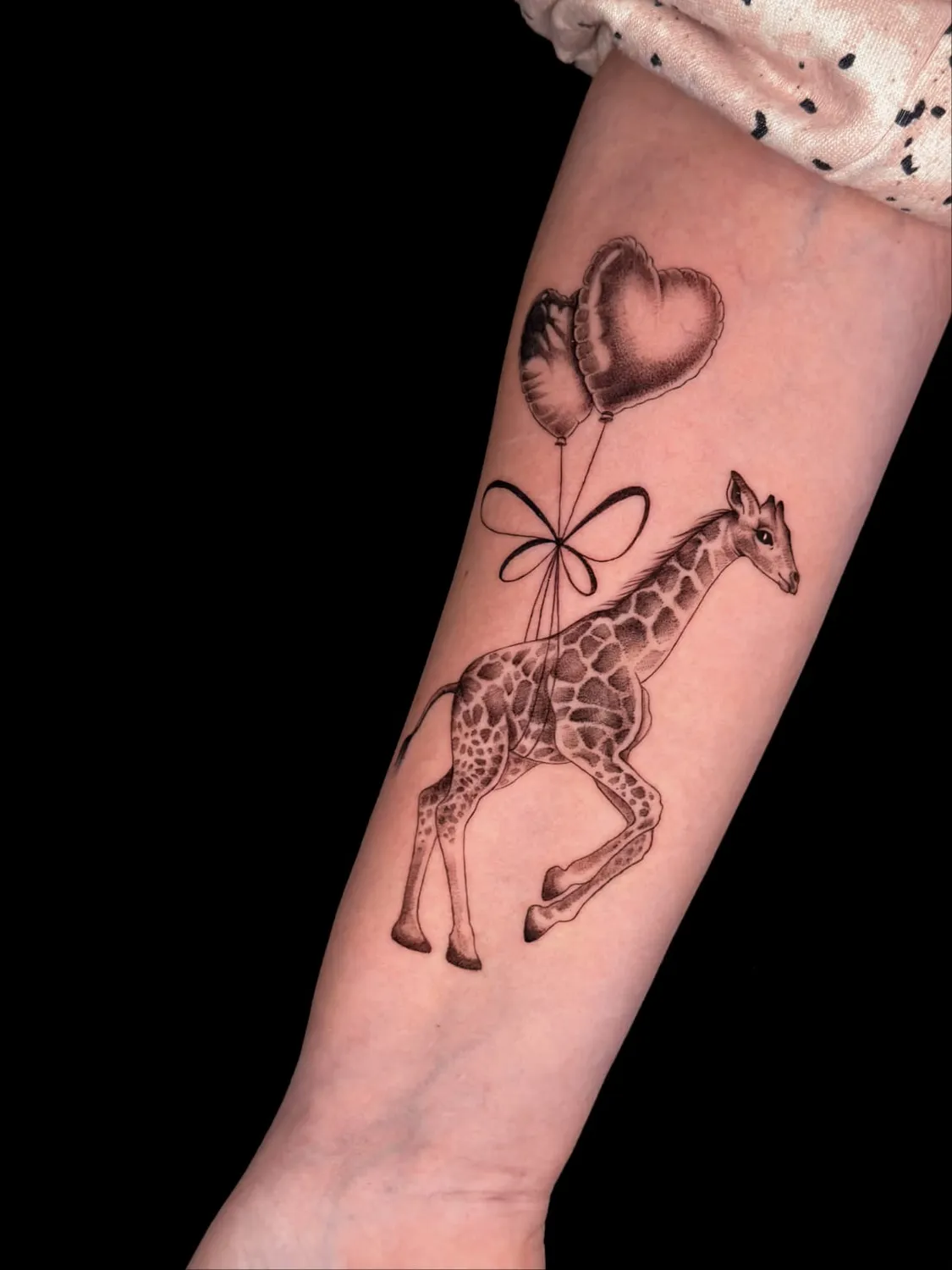 A Fleur de Peau - Professionelles Tattoo Studio - Tätowierung am Arm einer Person
