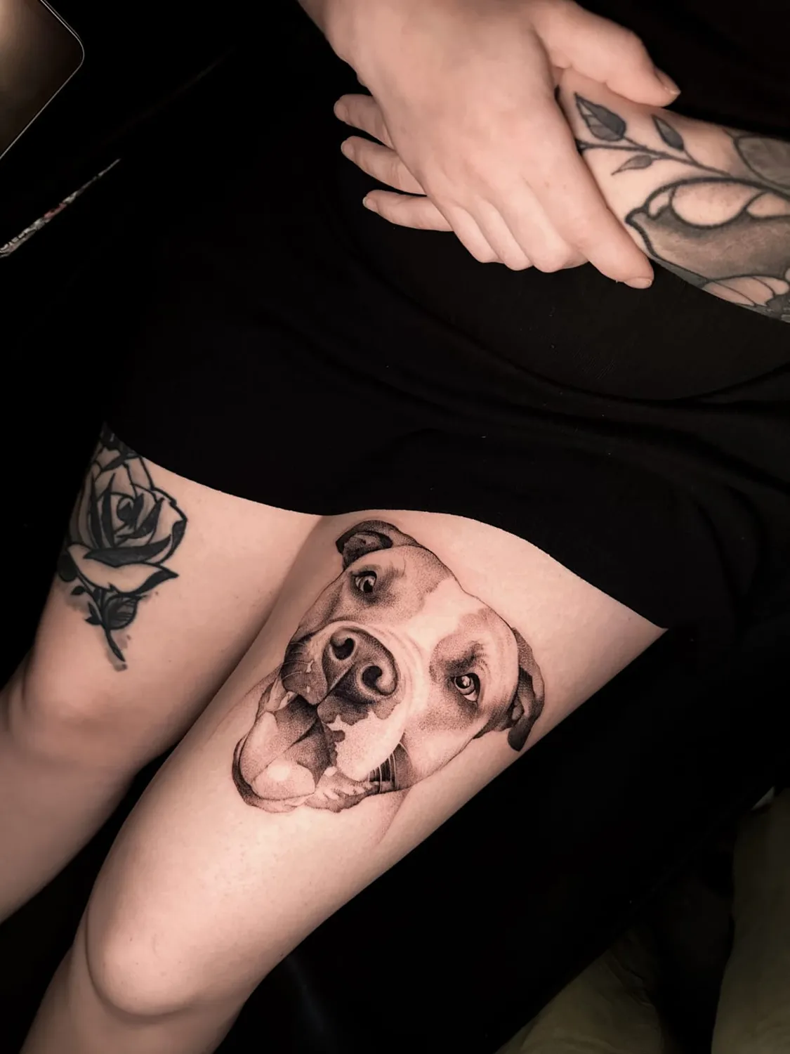 A Fleur de Peau - Professionelles Tattoo Studio - Tätowierung am Arm einer Person
