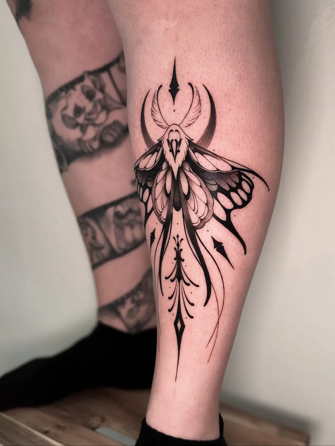 A Fleur de Peau - Professionelles Tattoo Studio - Tätowierung am Arm einer Person