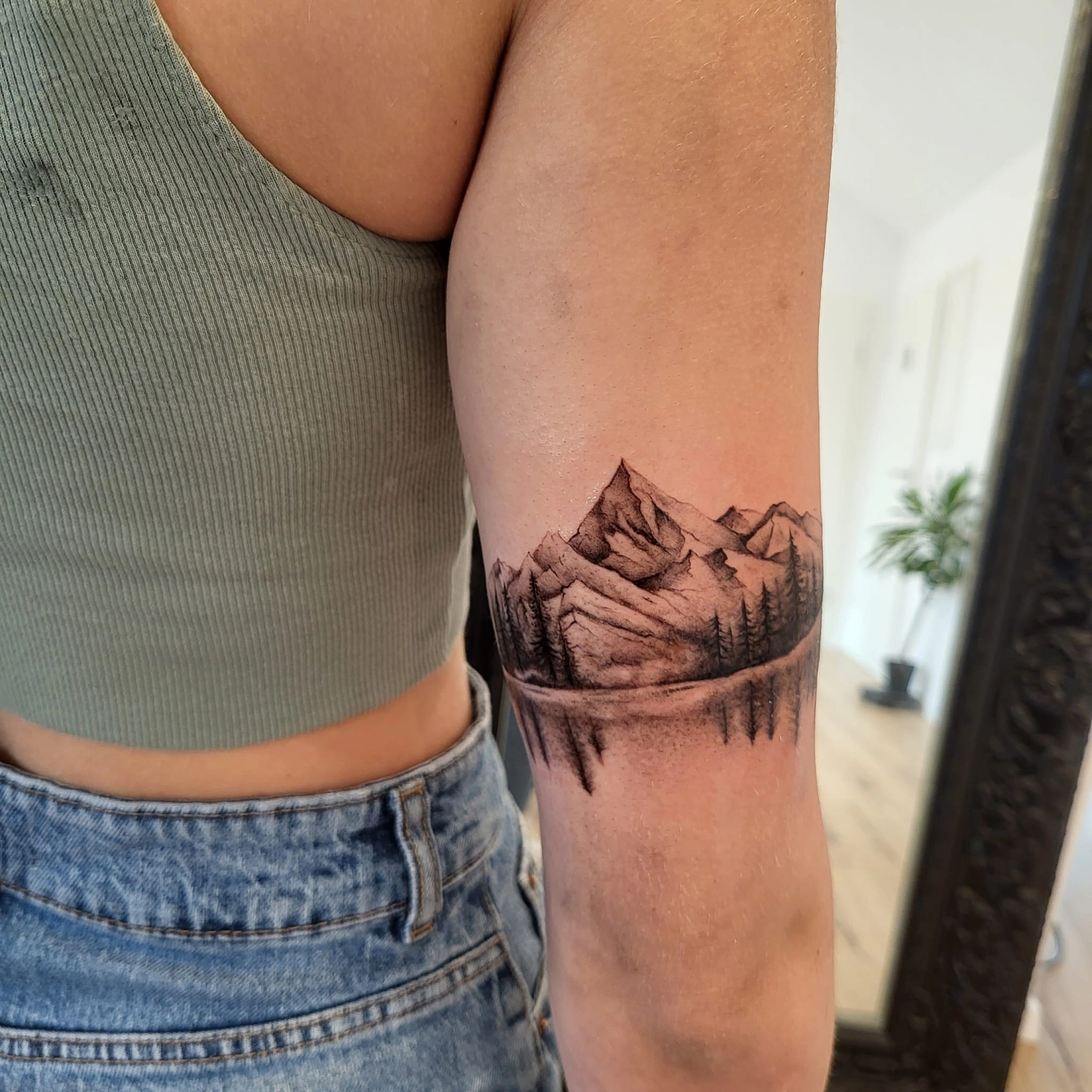 A Fleur de Peau - Professionelles Tattoo Studio - Tätowierung am Arm einer Person