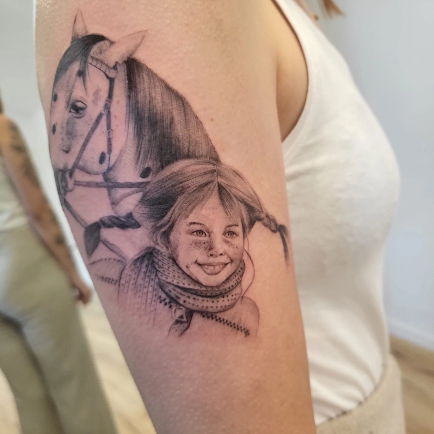 A Fleur de Peau - Professionelles Tattoo Studio - Tätowierung am Arm einer Person