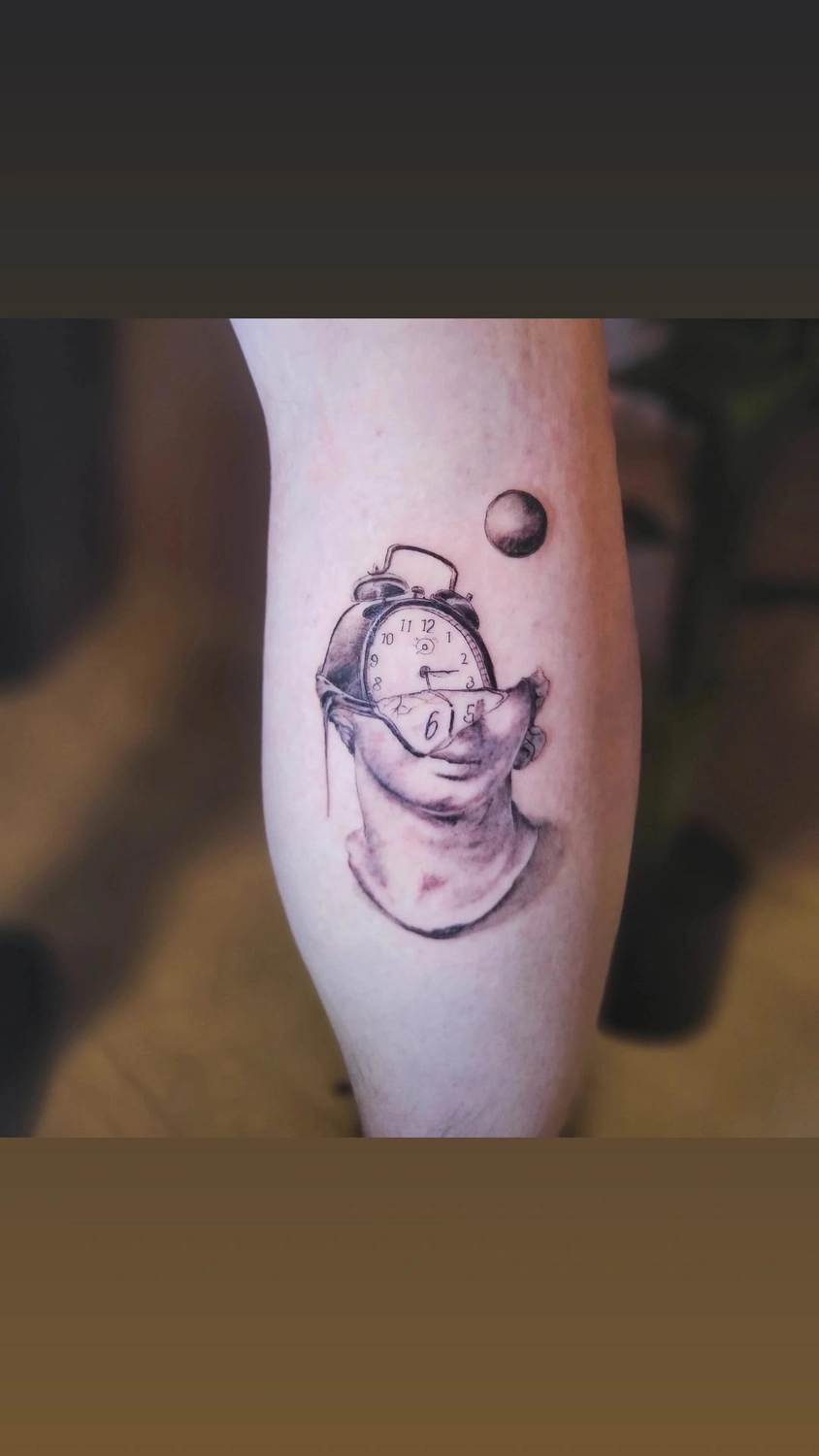 A Fleur de Peau - Professionelles Tattoo Studio - Tätowierung am Arm einer Person