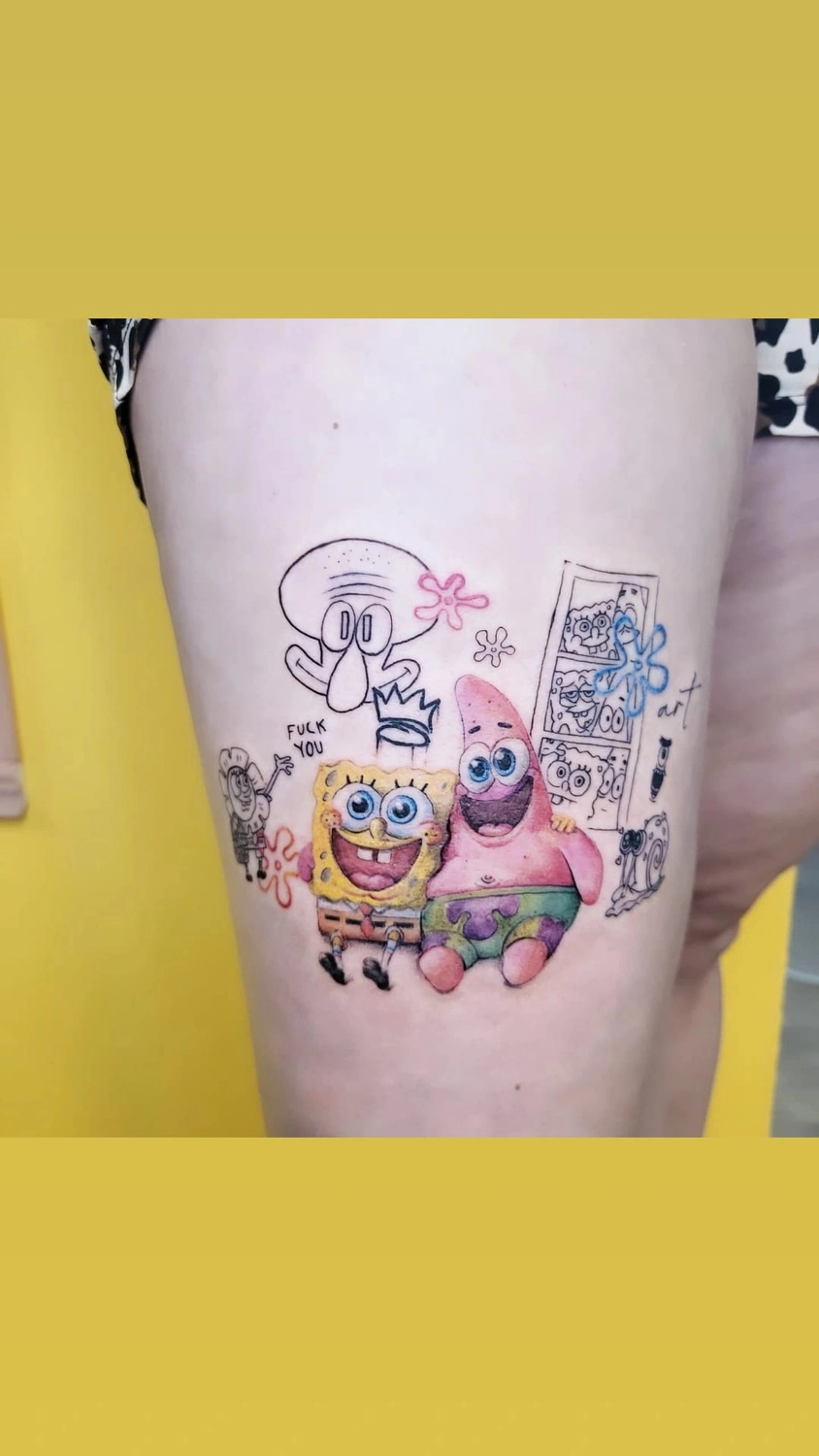 A Fleur de Peau - Professionelles Tattoo Studio - Tätowierung am Arm einer Person