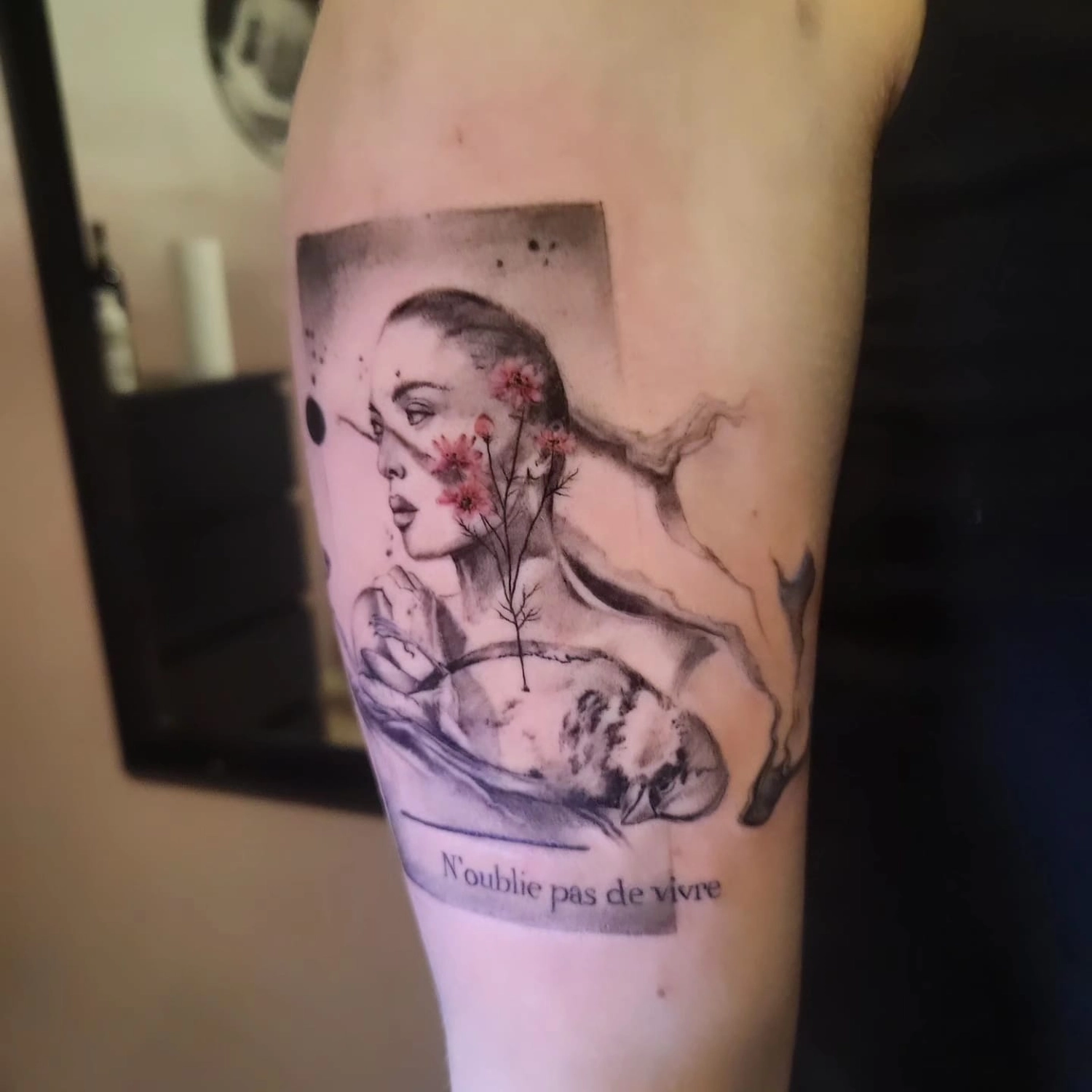 A Fleur de Peau - Professionelles Tattoo Studio - Tätowierung am Arm einer Person