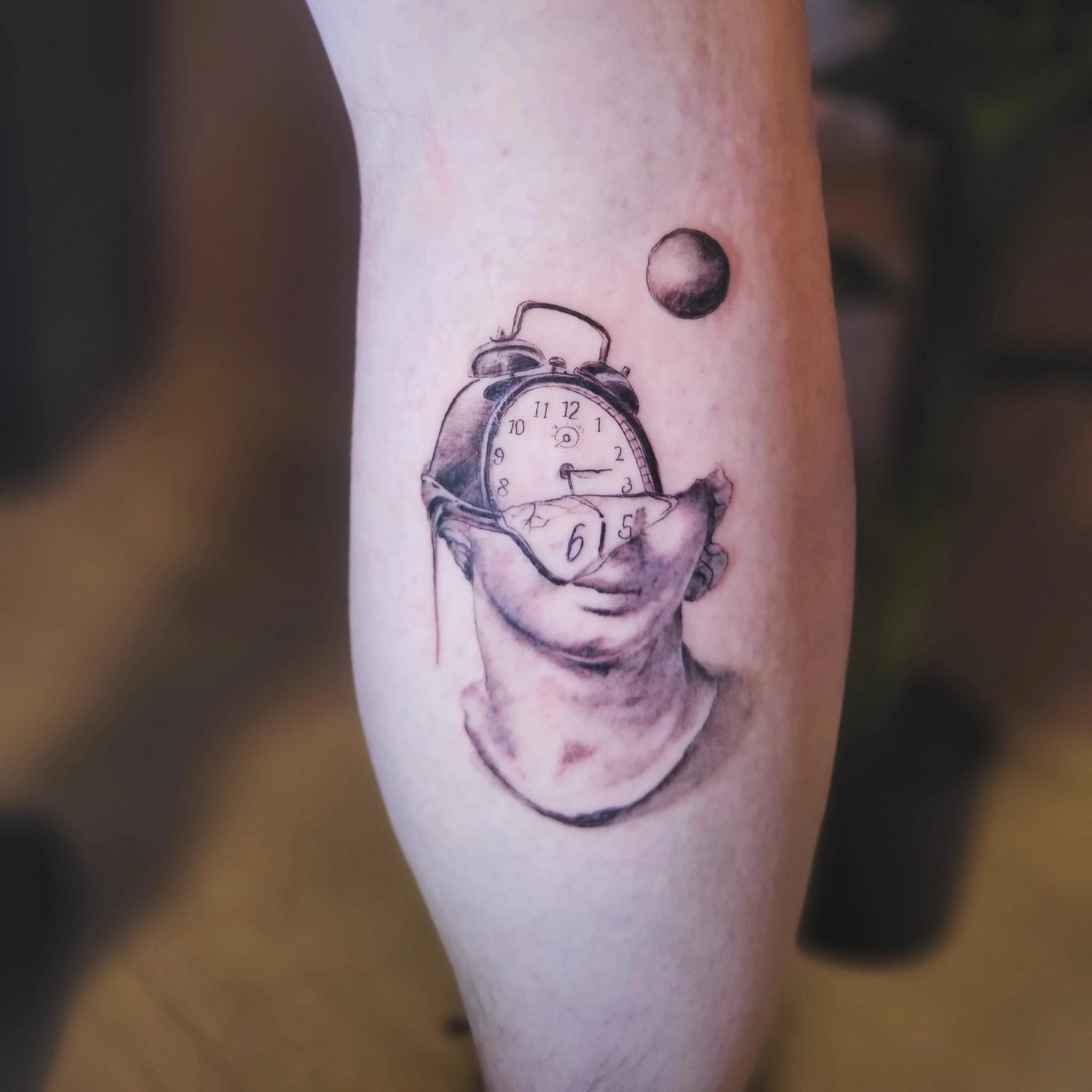A Fleur de Peau - Professionelles Tattoo Studio - Tätowierung am Arm einer Person
