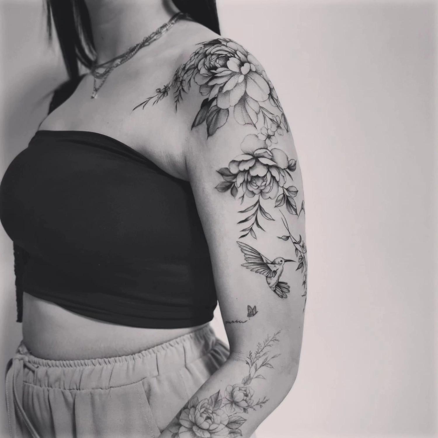 A Fleur de Peau - Professionelles Tattoo Studio - Tätowierung auf der Schulter einer Person