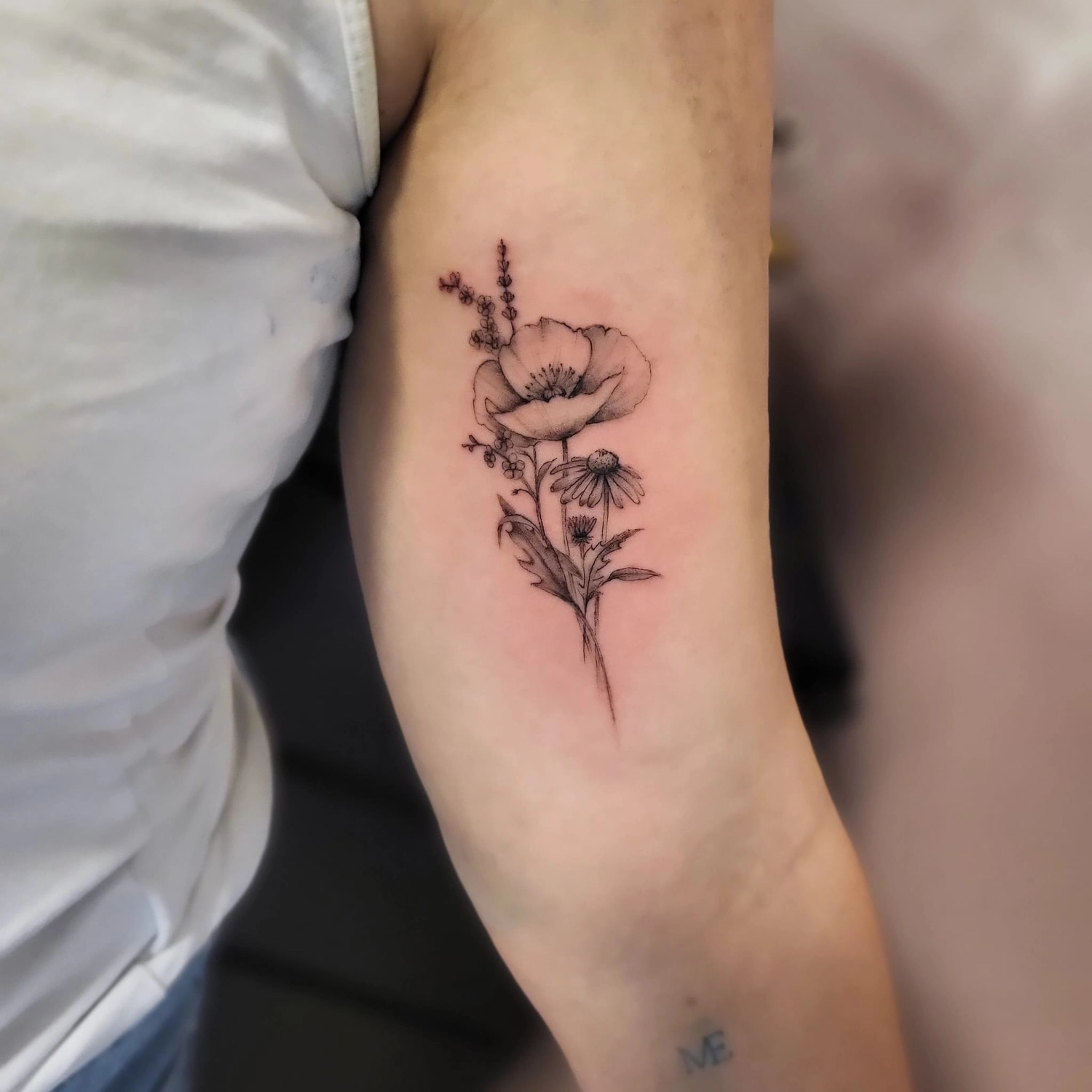 A Fleur de Peau - Professionelles Tattoo Studio - Tätowierung am Arm einer Person