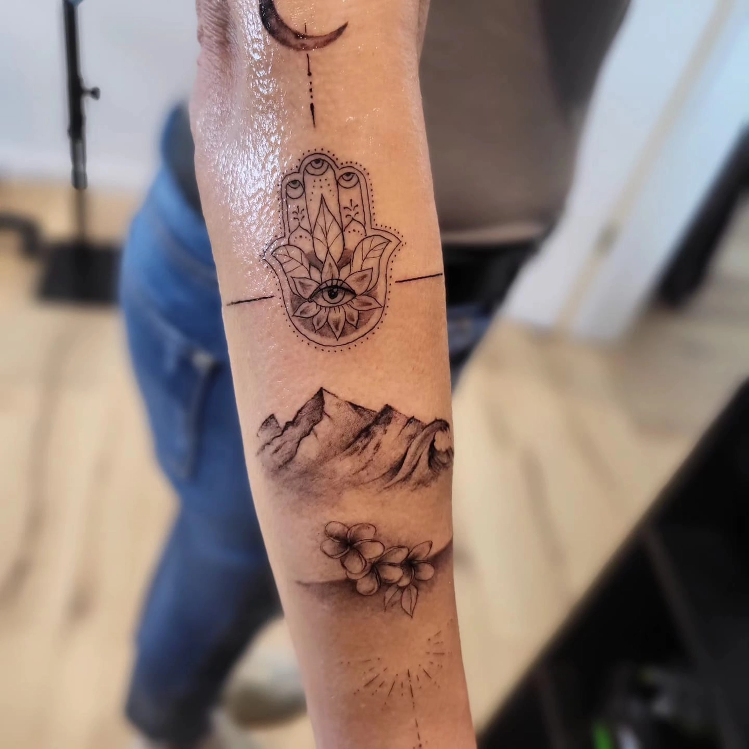A Fleur de Peau - Professionelles Tattoo Studio - Tätowierung am Arm einer Person