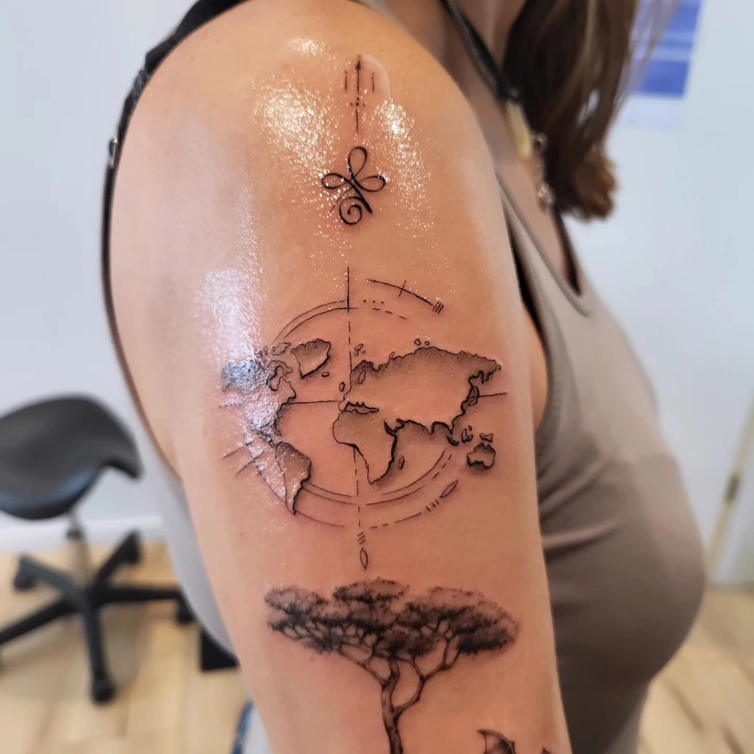 A Fleur de Peau - Professionelles Tattoo Studio - Tätowierung auf der Schulter einer Person