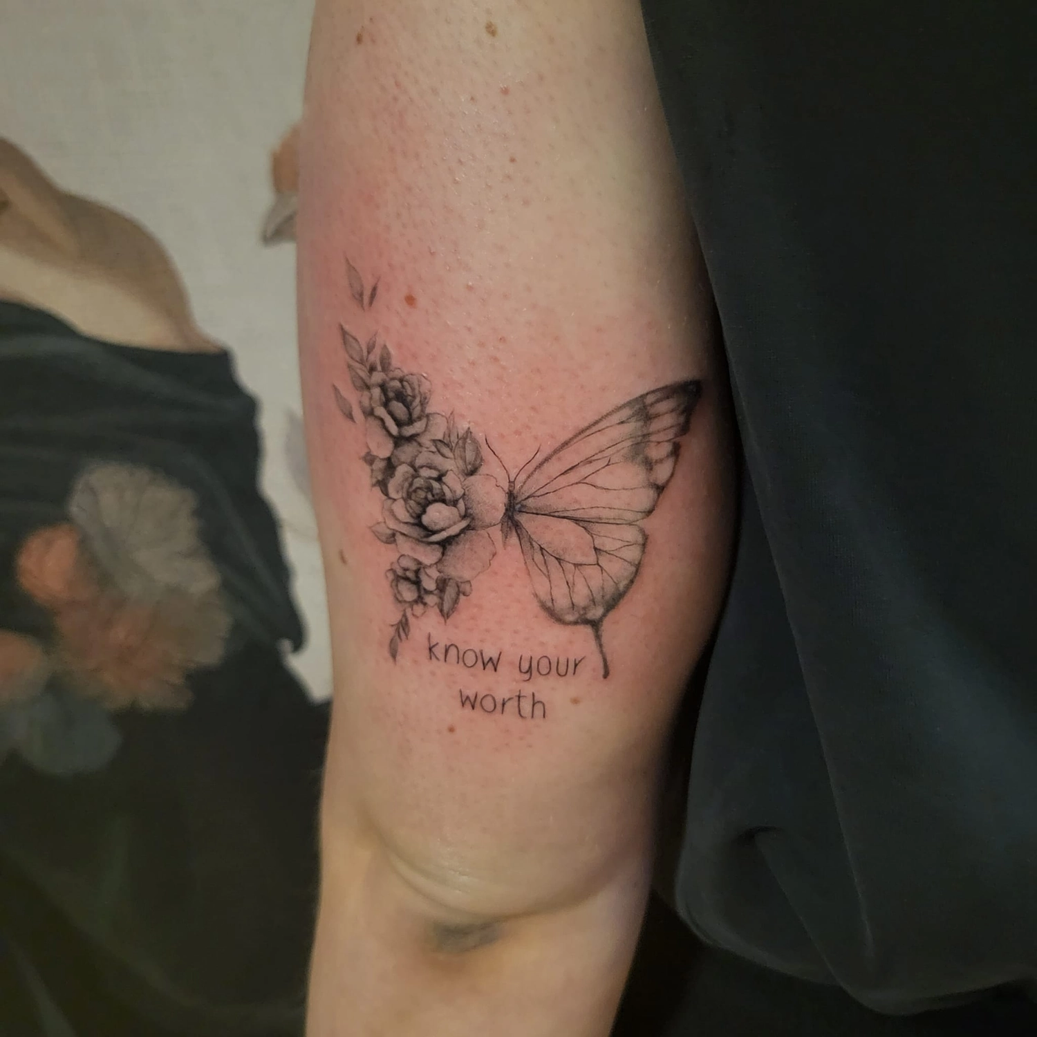 A Fleur de Peau - Professionelles Tattoo Studio - Tätowierung am Arm einer Person