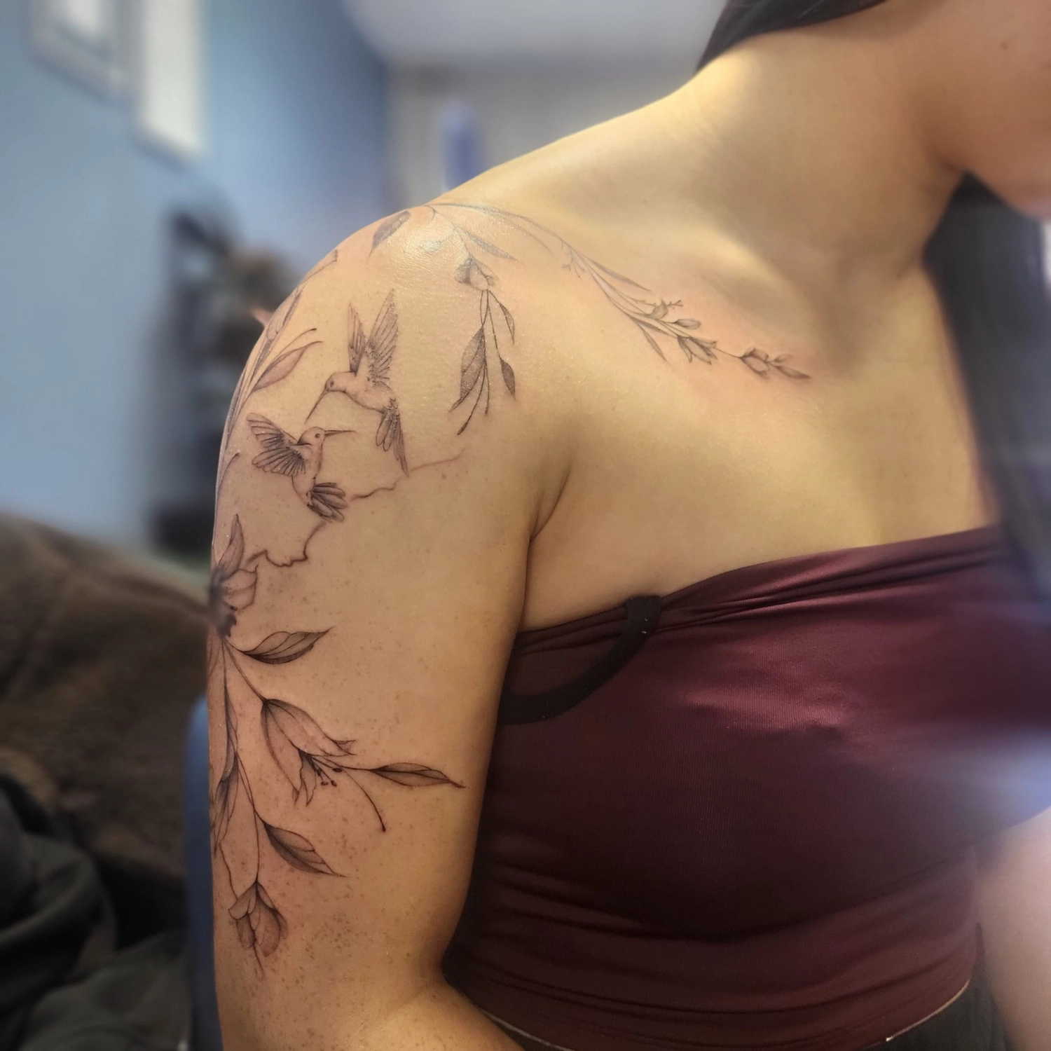 A Fleur de Peau - Professionelles Tattoo Studio - Tätowierung auf der Schulter einer Person