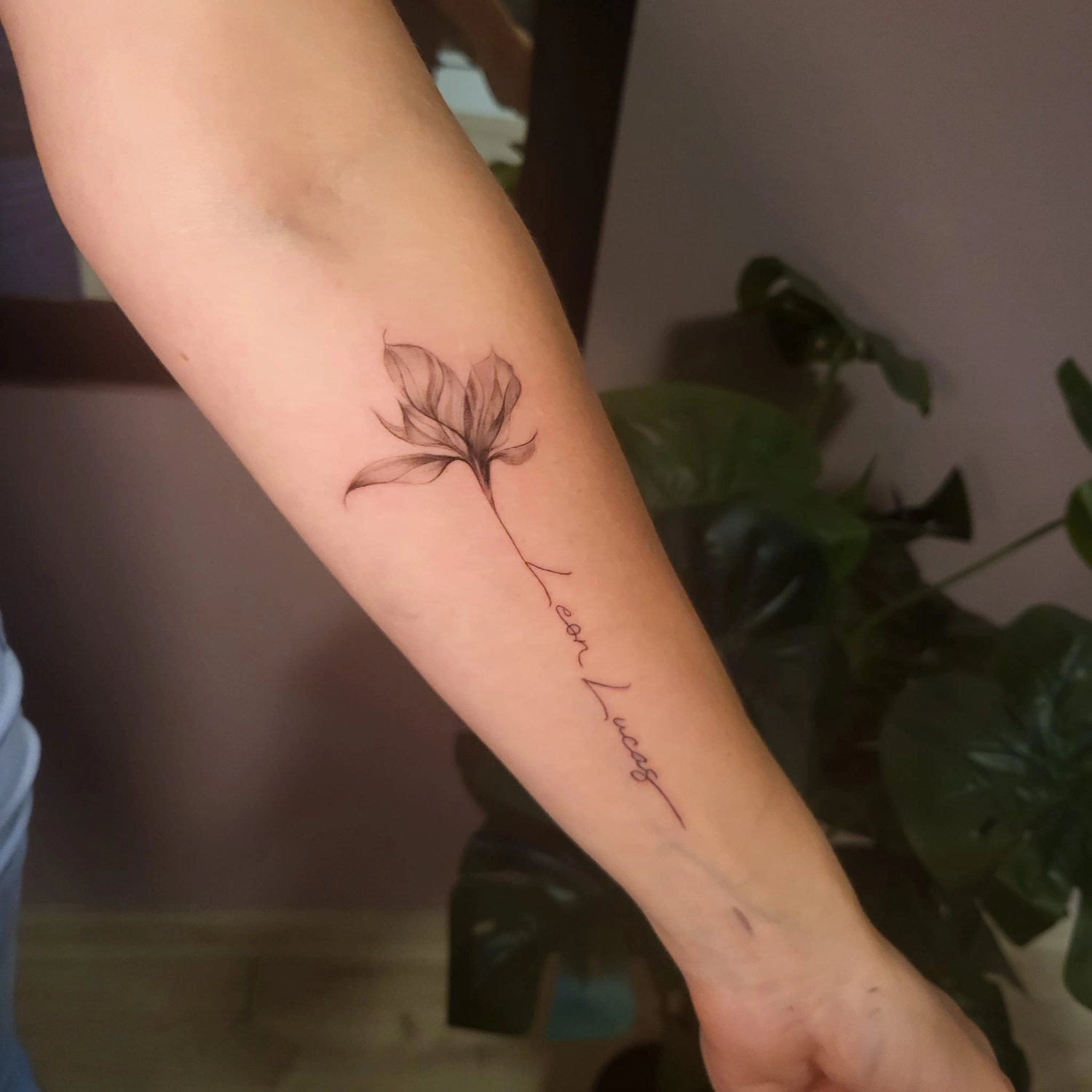 A Fleur de Peau - Professionelles Tattoo Studio - Tätowierung am Arm einer Person