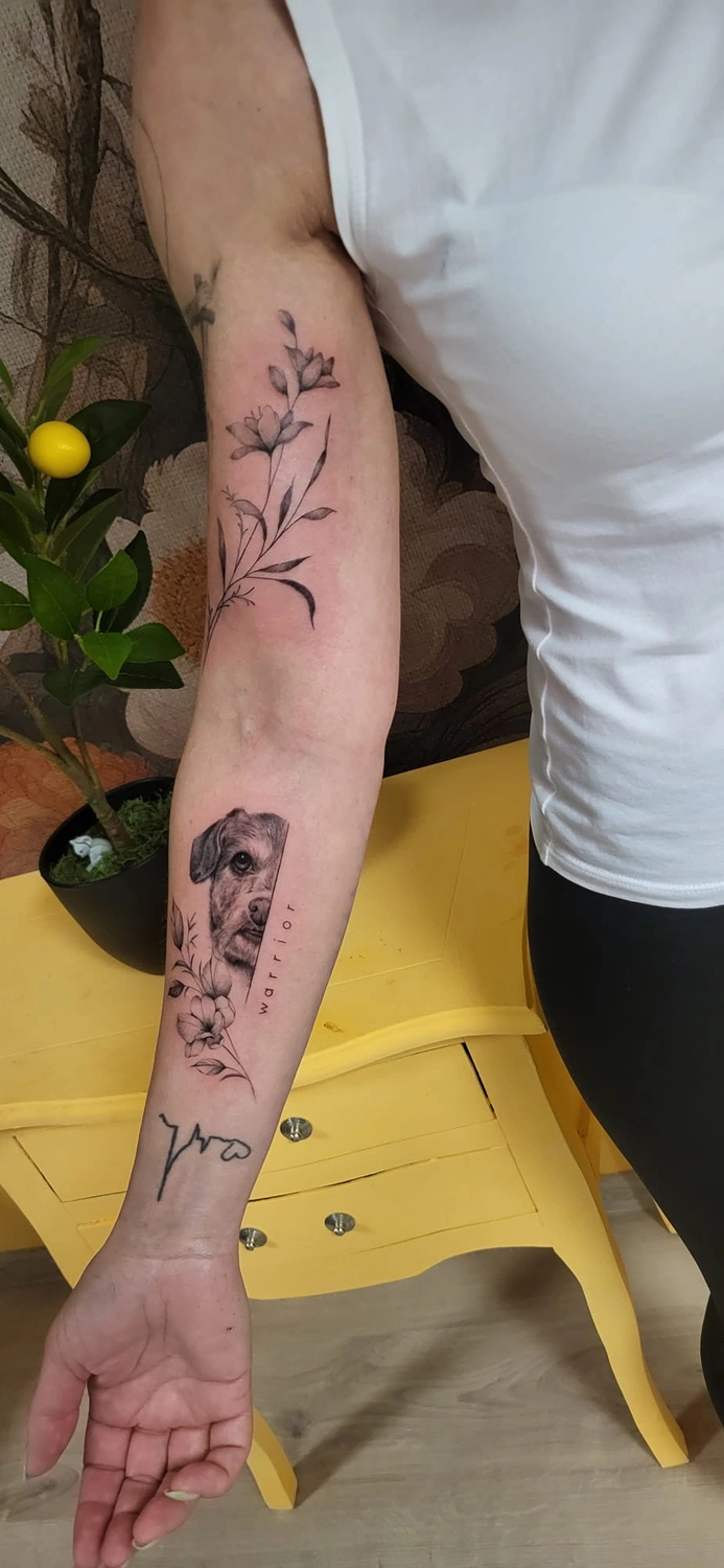 A Fleur de Peau - Professionelles Tattoo Studio - Tätowierung am Arm einer Person