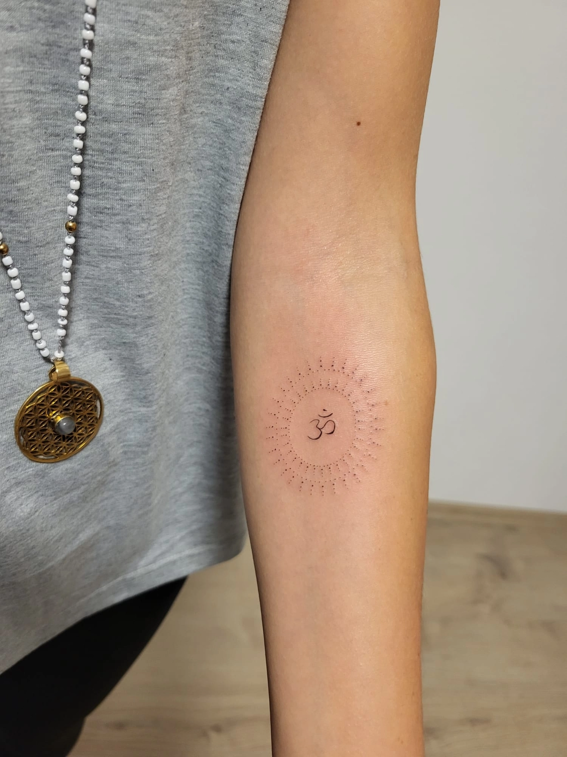 A Fleur de Peau - Professionelles Tattoo Studio - Tätowierung am Arm einer Person