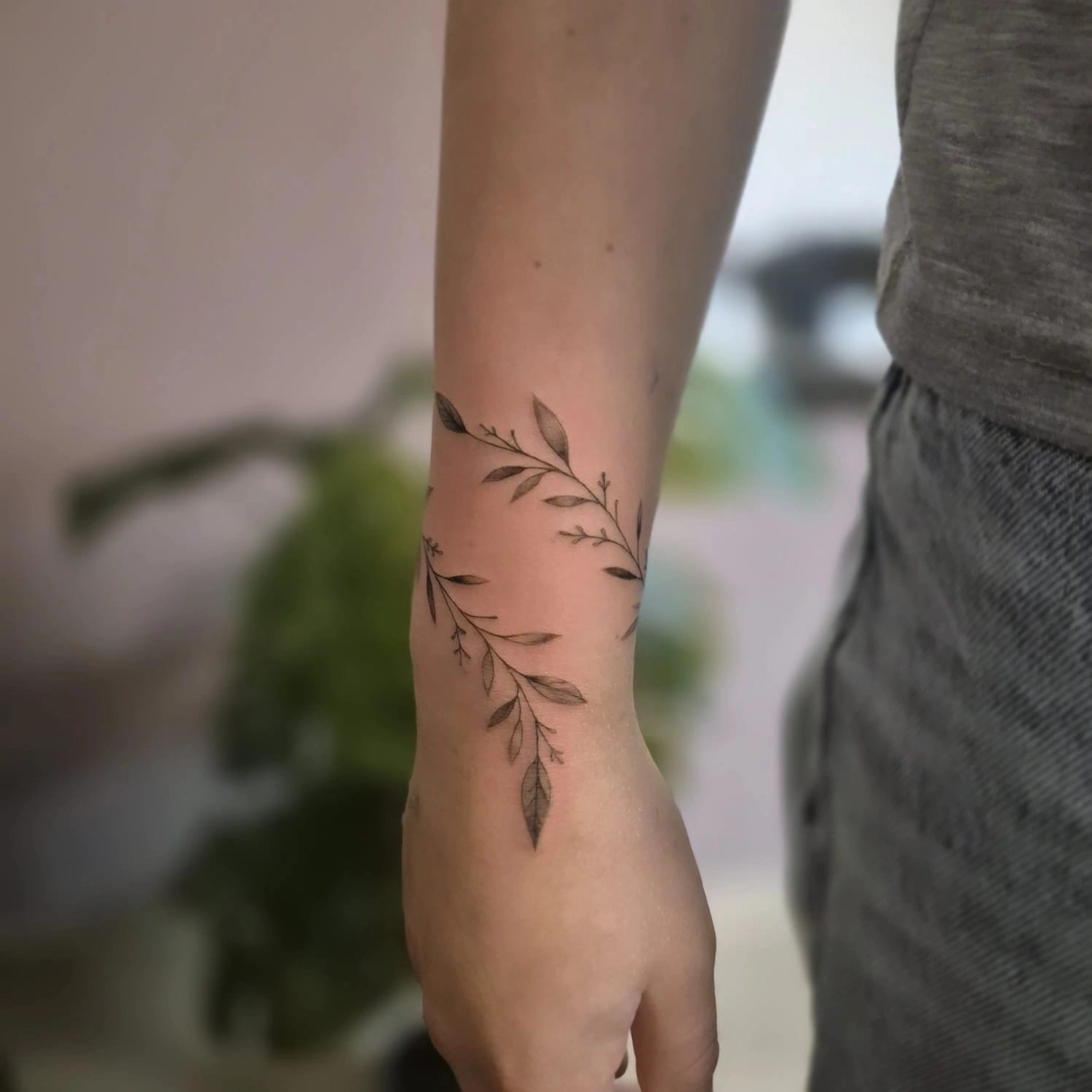 A Fleur de Peau - Professionelles Tattoo Studio - Tätowierung am Arm einer Person
