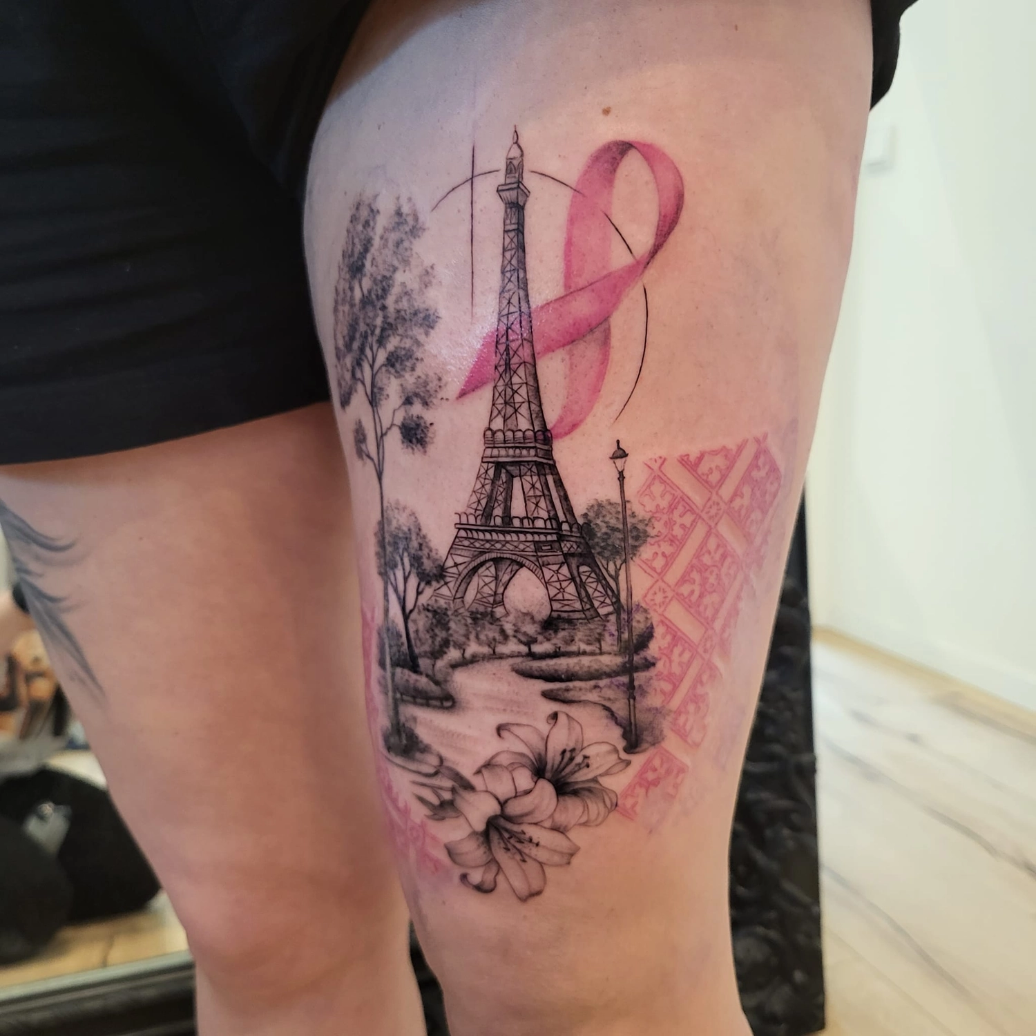 A Fleur de Peau - Professionelles Tattoo Studio - Tätowierung am Arm einer Person