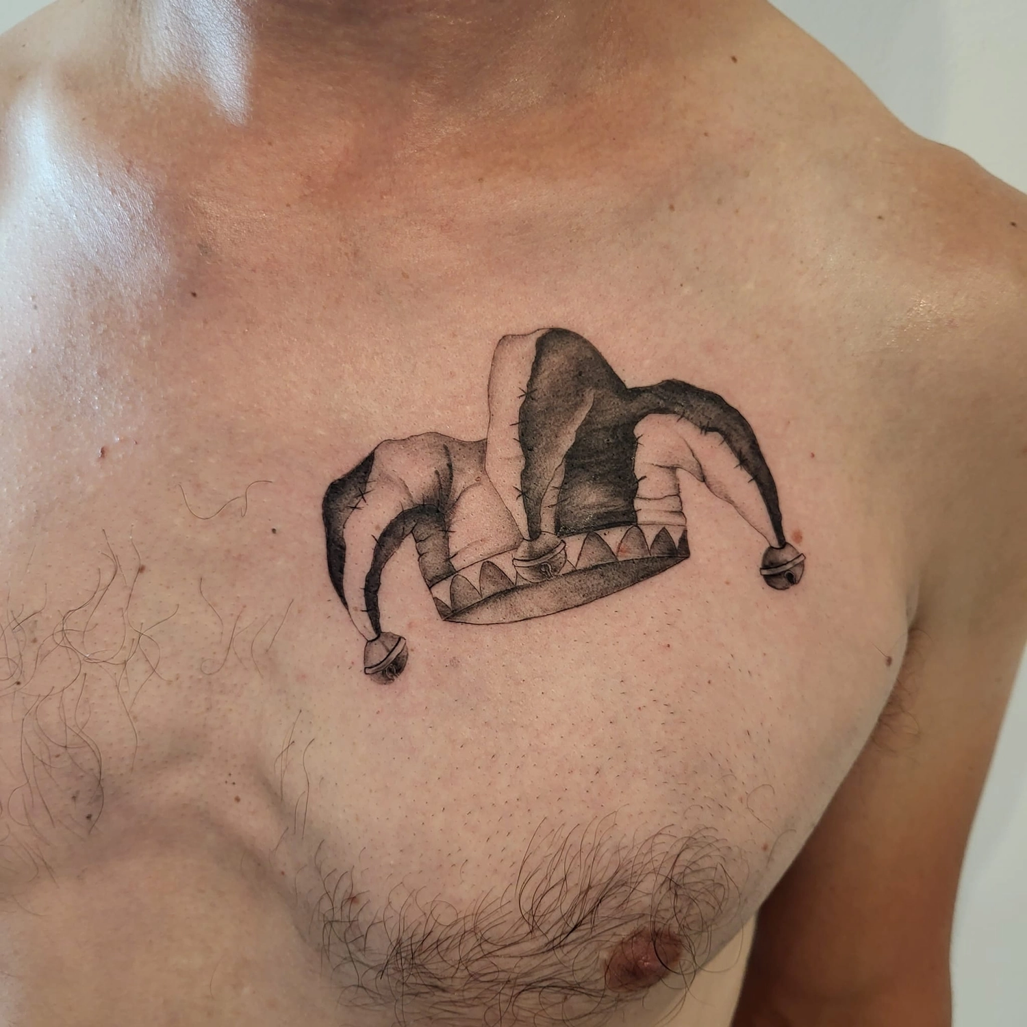 A Fleur de Peau - Professionelles Tattoo Studio - Tätowierung auf der Brust einer Person