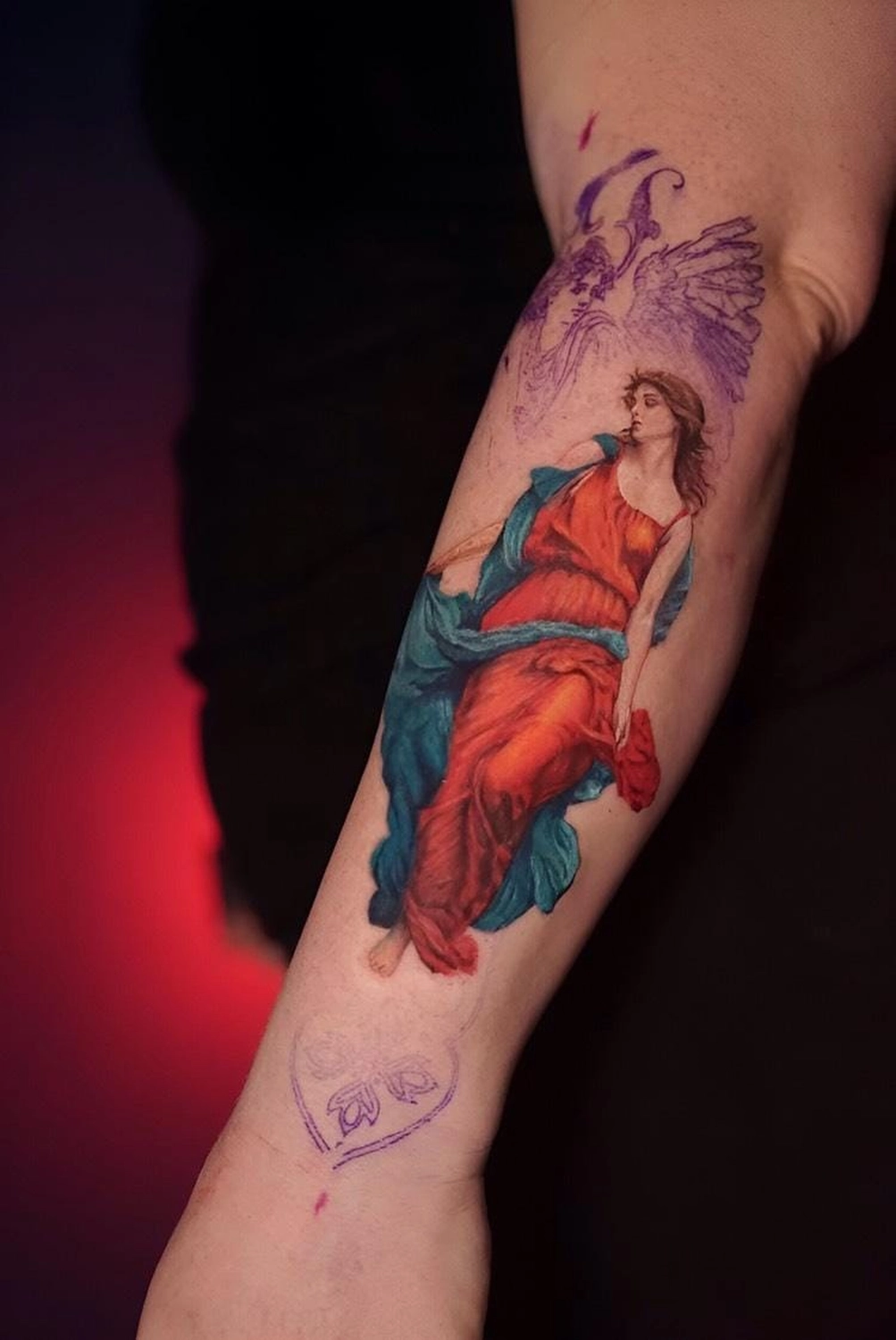 A Fleur de Peau - Professionelles Tattoo Studio - Tätowierung am Arm einer Person