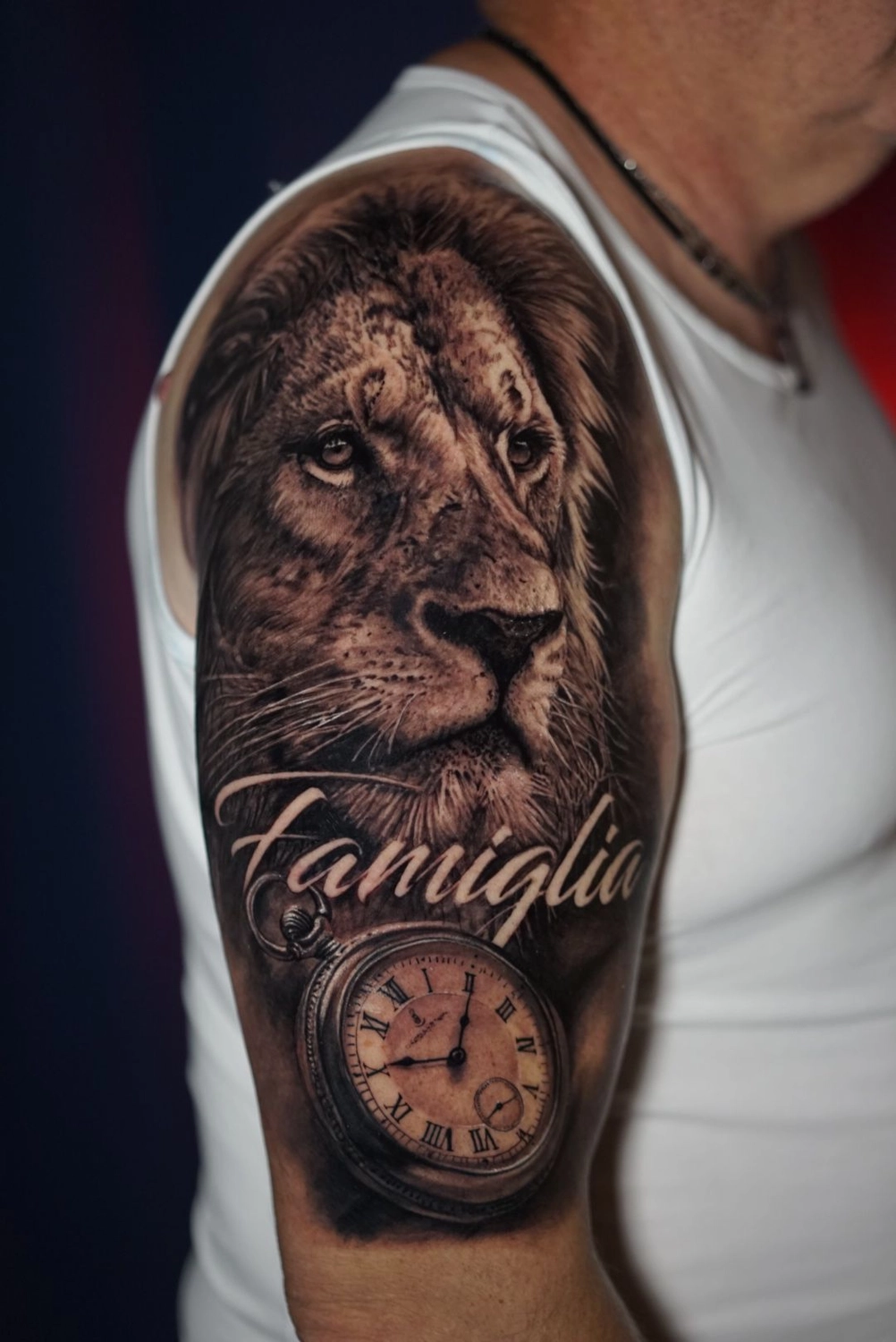 A Fleur de Peau - Professionelles Tattoo Studio - Tätowierung auf der Schulter einer Person