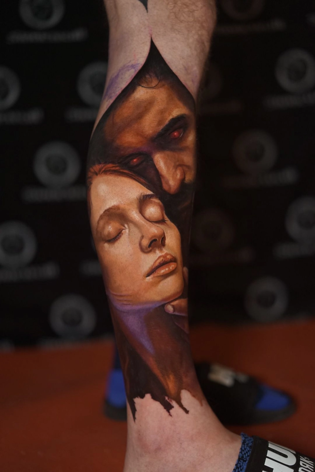 A Fleur de Peau - Professionelles Tattoo Studio - Tätowierung am Arm einer Person
