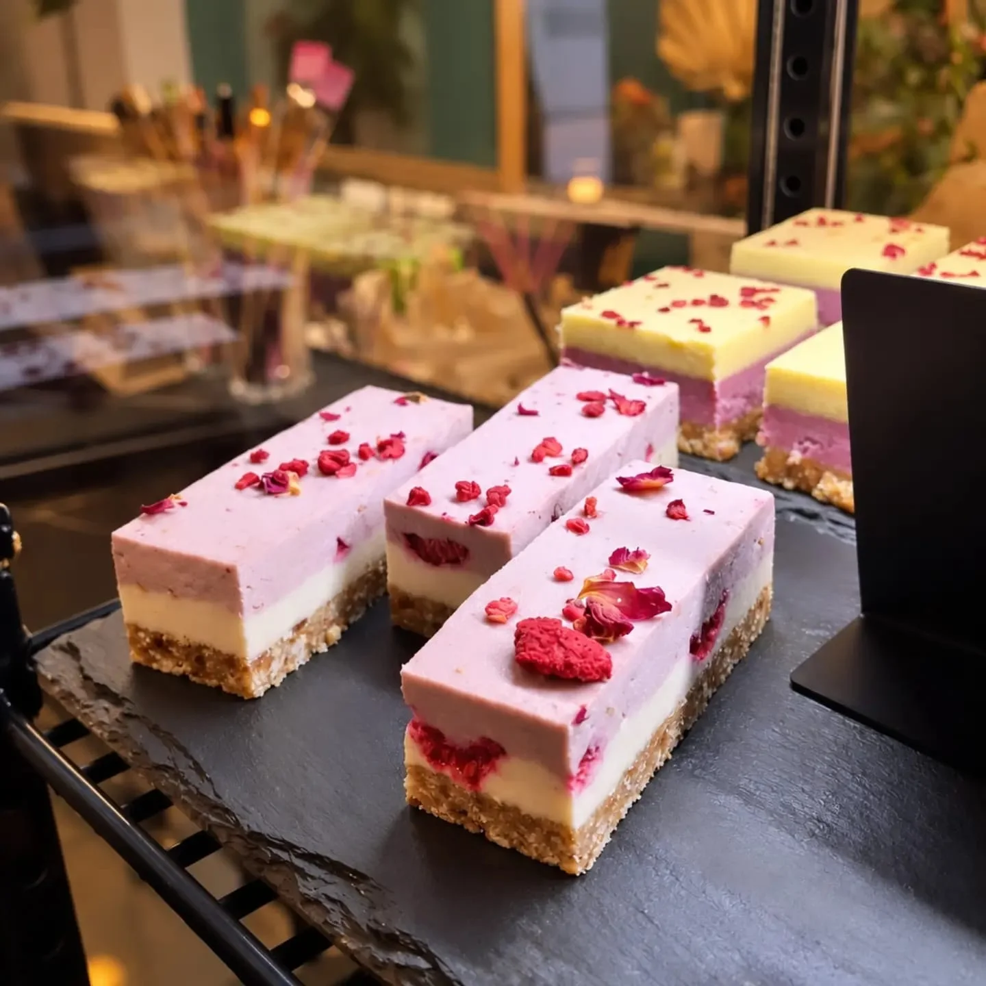 A Fleur de Peau Café - Rosa und gelbe vegane Kuchenstücke