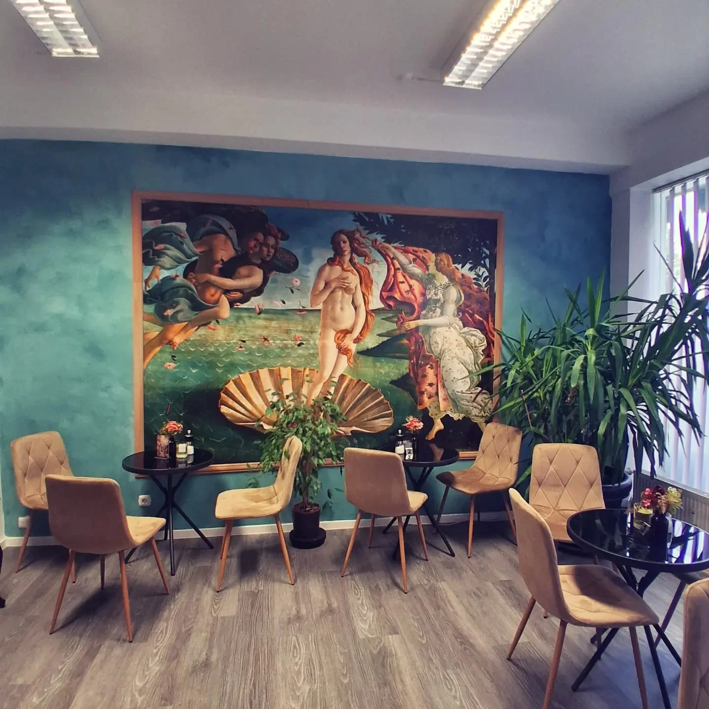 A Fleur de Peau Café - Gemütlicher Café-Raum mit Wandgemälde