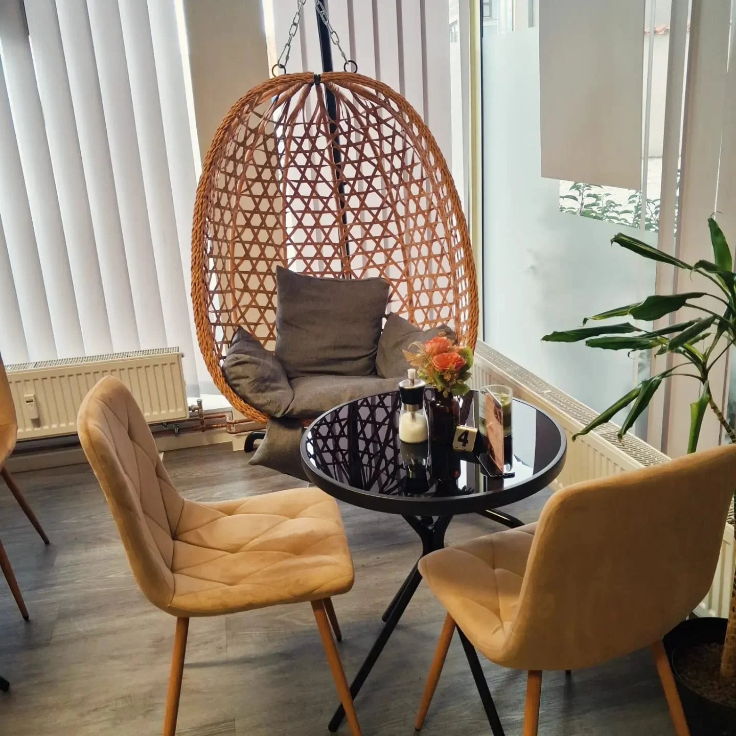 A Fleur de Peau Café - Hängesessel-Ecke