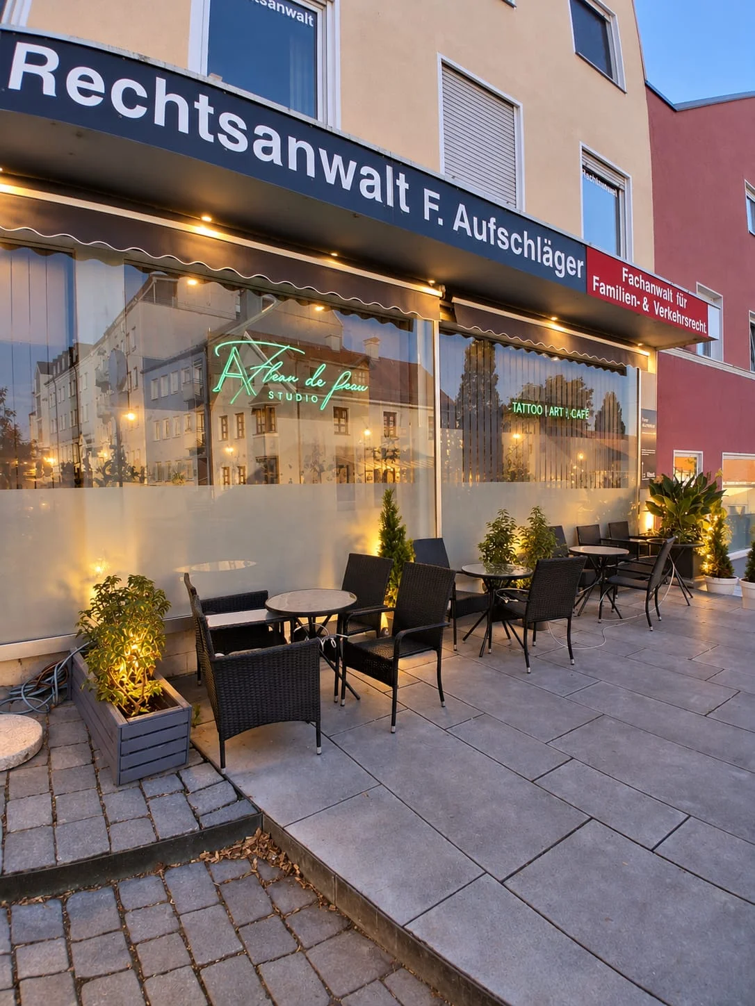 A Fleur de Peau Café - Terrasse in Abendstimmung